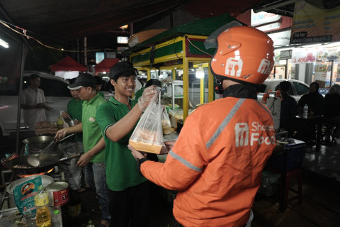 Mitra ShopeeFood mengambil pesanan Nasi Goreng Kebuli Apjay. Foto: dok. Istimewa