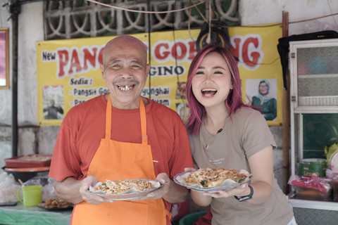 Gina Angelia mencicipi Pangit Goreng Lek Gino. Foto: dok. Istimewa