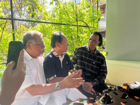 Ketum GRIB Jaya Hercules (kanan) minta maaf ke Eks Gubernur DKI Jakarta Sutiyoso di kawasan Cibubur, Rabu (28/5). Foto: Dok. Istimewa