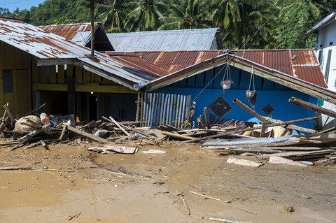 Rumah warga yang rusak dan terendam lumpur setelah diterjang banjir bandang di Desa Wombo, Kecamatan Tanantovea, Kabupaten Donggala, Sulawesi Tengah, Rabu (28/5/2025). Foto: ANTARA FOTO/Basri Marzuki