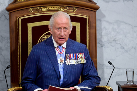 Raja Inggris Charles III membacakan pidatonya sebelum membuka sesi pertama Parlemen Kanada ke-45 di Senat Kanada, di Ottawa, Selasa (27/5/2025). Foto: Victoria Jones/Pool via REUTERS