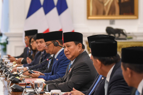 Presiden Prabowo Subianto (tengah) beserta jajaran menteri Kabinet Merah Putih berbicara dalam pertemuan bilateral dengan Presiden Prancis Emmanuel Macron dan jajaran menterinya di Istana Merdeka, Jakarta, Rabu (28/5/2025). Foto:  ANTARA FOTO/Galih Pradipta