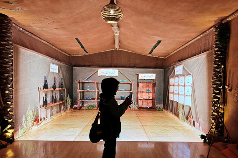 Pengunjung memotret salah satu bagian dari Museum Internasional Biografi Nabi Muhammad (Museum Intl. Biografi Phophet) di menara jam dekat Masjid Besar, Makkah, Arab Saudi, Selasa (5/27/2025). Foto: Andika Wahyu/Antara Foto