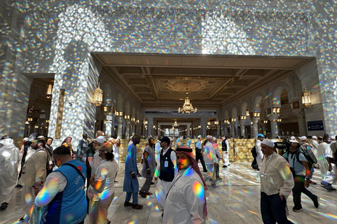 Jemaah calon haji dari berbagai negara berjalan di area perluasan tahap ketiga Masjidil Haram, Makkah, Arab Saudi, Selasa (27/5/2025). Foto: Andika Wahyu/ANTARA FOTO