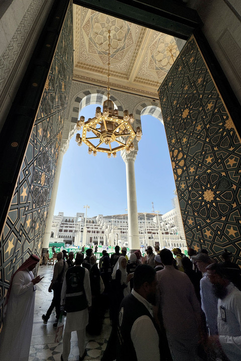 Jemaah calon haji dari berbagai negara berjalan di area perluasan tahap ketiga Masjidil Haram, Makkah, Arab Saudi, Selasa (27/5/2025). Foto: Andika Wahyu/ANTARA FOTO