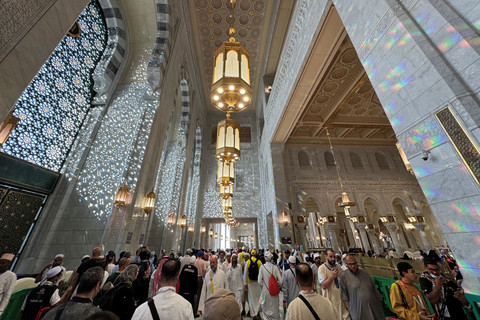 Jemaah calon haji dari berbagai negara berjalan di area perluasan tahap ketiga Masjidil Haram, Makkah, Arab Saudi, Selasa (27/5/2025). Foto: Andika Wahyu/ANTARA FOTO