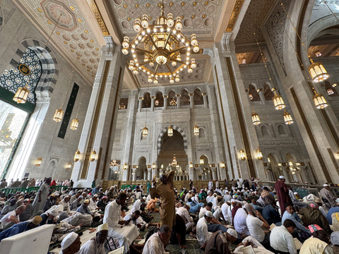 Jemaah calon haji dari berbagai negara berjalan di area perluasan tahap ketiga Masjidil Haram, Makkah, Arab Saudi, Selasa (27/5/2025). Foto: Andika Wahyu/ANTARA FOTO