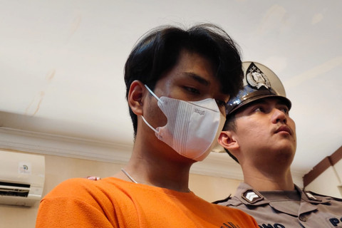 Polisi menunjukkan tersangka Christiano Pengarapenta Pengidahen Tarigan saat konpers di Polresta Sleman, Rabu (28/5/2025). Foto: Arfiansyah Panji Purnandaru/kumparan