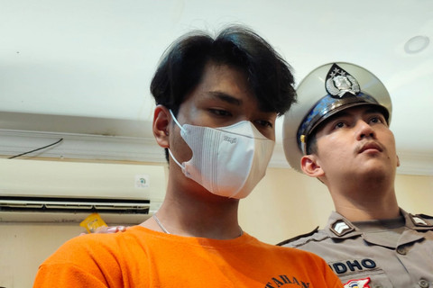 Polisi menunjukkan tersangka Christiano Pengarapenta Pengidahen Tarigan saat konpers di Polresta Sleman, Rabu (28/5/2025). Foto: Arfiansyah Panji Purnandaru/kumparan