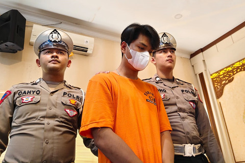 Polisi menunjukkan tersangka Christiano Pengarapenta Pengidahen Tarigan saat konpers di Polresta Sleman, Rabu (28/5/2025). Foto: Arfiansyah Panji Purnandaru/kumparan