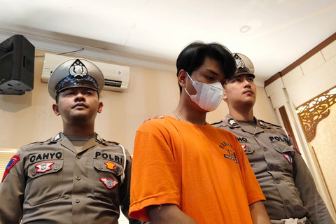Polisi menunjukkan tersangka Christiano Pengarapenta Pengidahen Tarigan saat konpers di Polresta Sleman, Rabu (28/5/2025). Foto: Arfiansyah Panji Purnandaru/kumparan