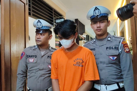 Polisi menunjukkan tersangka Christiano Pengarapenta Pengidahen Tarigan saat konpers di Polresta Sleman, Rabu (28/5/2025). Foto: Arfiansyah Panji Purnandaru/kumparan