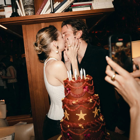 Gigi Hadid dan Bradley Cooper, pasangan beda usia 20 tahun. Foto: Instagram @gigihadid