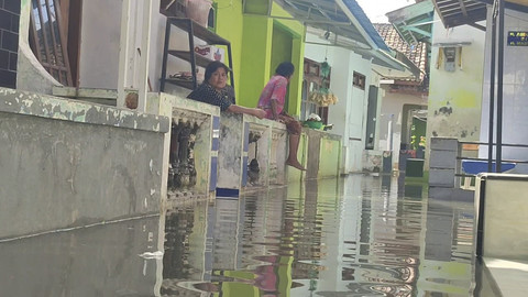 Seorang warga yang rumahnya terdampak banjir rob setinggi 50 hingga 100 centimeter di Kelurahan Kampung Mandar, Kecamatan/Kabupaten Banyuwangi, Jawa TimurQG Foto: Dok. Istimewa