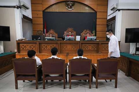 Terdakwa kasus dugaan pengamanan situs judi online (Judol) di Kementerian Kominfo menghadiri sidang lanjutan di Pengadilan Negeri Jakarta Selatan, Jakarta, Rabu (28/5/2025). Foto: Iqbal Firdaus/kumparan