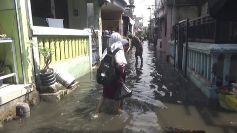 Banjir rob menggenangi wilayah Jalan Kalianak hingga Jalan Kalianak Barat, Kelurahan Morokrembangan, Kecamatan Krembangan, Kota Surabaya, Rabu (28/5/2025). Foto: Farusma Okta Verdian/kumparan