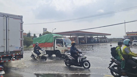 Banjir rob menggenangi wilayah Jalan Kalianak hingga Jalan Kalianak Barat, Kelurahan Morokrembangan, Kecamatan Krembangan, Kota Surabaya, Kamis (28/5/2025). Foto: Farusma Okta Verdian/kumparan
