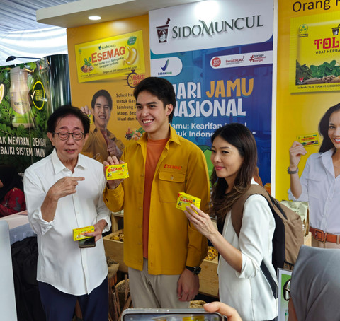Direktur PT Sido Muncul, Dr. (H.C.) Irwan Hidayat, bersama aktor, musisi muda sekaligus Brand Ambassador salah satu produk Sido Muncul, El Rumi. Foto: kumparan