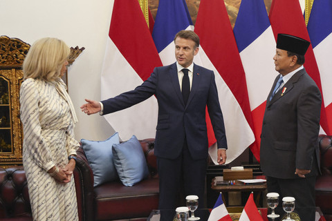 Presiden Prancis Emmanuel Macron dan istrinya Brigitte Macron berbincang dengan Presiden Prabowo Subianto saat melakukan pertemuan bilateral di Istana Merdeka, Jakarta, Rabu (28/5/2025). Foto: Ludovic Marin/AFP