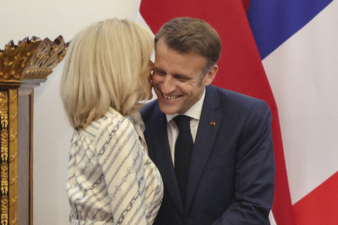 Presiden Prancis Emmanuel Macron berpelukan dengan istrinya Brigitte Macron saat melakukan pertemuan bilateral di Istana Merdeka, Jakarta, Rabu (28/5/2025). Foto: Ludovic Marin/AFP
