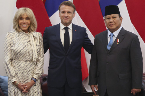 Presiden Prancis Emmanuel Macron dan istrinya Brigitte Macron berpose dengan Presiden Prabowo Subianto saat melakukan pertemuan bilateral di Istana Merdeka, Jakarta, Rabu (28/5/2025). Foto: Ludovic Marin/AFP