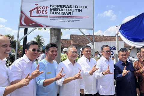 Menko Pangan Zulkifli Hasan Tinjau Koperasi Merah Putih Pertama di Lampung, Dorong Ekonomi Desa Maju. Foto: kumparan