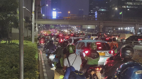 Sejumlah kendaraan terjebak kemacetan di Jalan Letjen MT. Haryono, Jakarta Selatan, Rabu (28/5/2025). Foto: Rachmadi Rasyad/kumparan