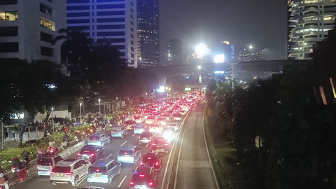 Sejumlah kendaraan terjebak kemacetan di kawasan Sudirman, Jakarta, Rabu (28/5/2025). Foto: Thomas Bosco/kumparan
