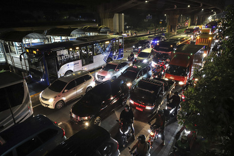 Sejumlah kendaraan terjebak kemacetan di kawasan Cawang, Jakarta Timur, Rabu (28/5/2025). Foto: Iqbal Firdaus/kumparan