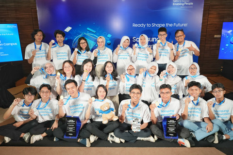 Seluruh peserta dari 6 tim pemenang Samsung Innovation Campus Batch 6 kategori Universitas dan SMA/SMK/MA.  Foto: dok. Samsung Indonesia