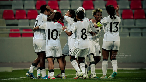 Aksi Timnas Wanita Indonesia saat berhadapan dengan Yordania di FIFA Women's Matchday di King Abdullah Stadium, Amman, Rabu (28/5). Foto: PSSI