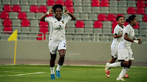 Aksi Timnas Wanita Indonesia saat berhadapan dengan Yordania di FIFA Women's Matchday di King Abdullah Stadium, Amman, Rabu (28/5). Foto: PSSI