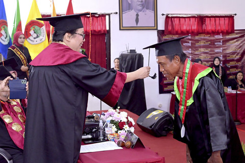 Suriyono, kakek asal Banyuwangi meraih gelar sarjana Agroteknologi Pertanian di usia 60 tahun. Foto: Dok. Istimewa