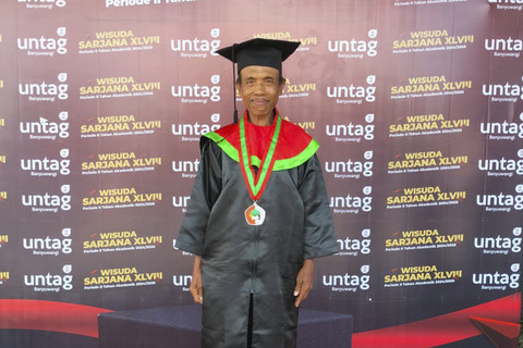 Suriyono, kakek asal Banyuwangi meraih gelar sarjana Agroteknologi Pertanian di usia 60 tahun. Foto: Dok. Istimewa