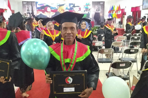 Suriyono, kakek asal Banyuwangi meraih gelar sarjana Agroteknologi Pertanian di usia 60 tahun. Foto: Dok. Istimewa