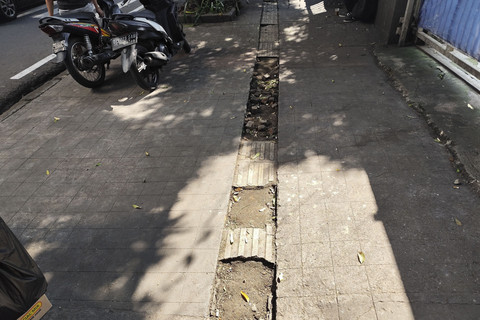 Trotoar rusak di Jalan Pasteur, Bandung, Jawa Barat, pada Kamis (29/5/2025). Foto: Alya Zahra/kumparan
