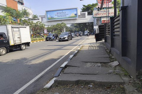 Trotoar rusak di Jalan Pasteur, Bandung, Jawa Barat, pada Kamis (29/5/2025). Foto: Alya Zahra/kumparan