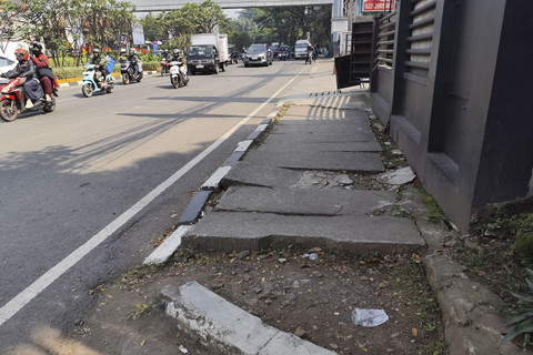 Trotoar rusak di Jalan Pasteur, Bandung, Jawa Barat, pada Kamis (29/5/2025). Foto: Alya Zahra/kumparan