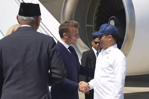 Presiden Prancis Emmanuel Macron berjabat tangan dengan Menteri Luar Negeri Republik Indonesia Sugiono saat tiba  di Yogyakarta International Airpot (YIA) Kulon Progo, D.I Yogyakarta, Kamis (29/5/2025). Foto: YouTube/ Sekretariat Presiden