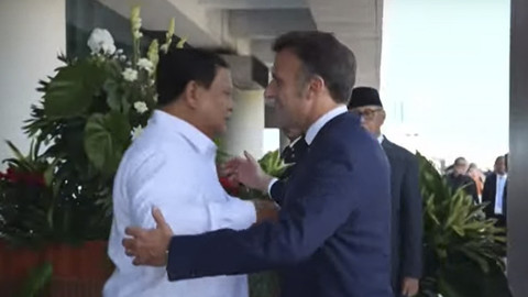 Presiden Prabowo Subianto berpelukan dengan Presiden Prancis Emmanuel Macron setibanya di Yogyakarta International Airpot (YIA) Kulon Progo, D.I Yogyakarta, Kamis (29/5/2025). Foto: Youtube/Sekretariat Presiden