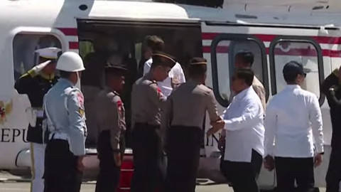 Presiden Prabowo Subianto dan Presiden Prancis Emmanuel Macron menaiki helikopter di Yogyakarta International Airpot (YIA) Kulon Progo, D.I Yogyakarta, Kamis (29/5/2025). Foto: Youtube/Sekretariat Presiden