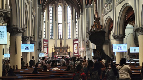 Suasana di Gereja Katedral, Jakarta Pusat saat perayaan Kenaikan Yesus Kristus. Foto: Rachmadi Rasyad/kumparan