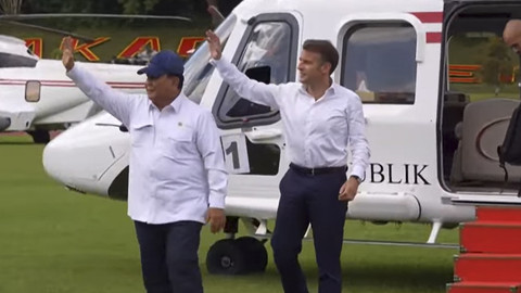 Presiden Prabowo Subianto dan Presiden Prancis Emmanuel Macron berjalan keluar dari Helikopter saat tiba di Akademi Militer (Akmil), Magelang, Jawa Tengah, Kamis (29/5/2025). Foto: Youtube/Sekretariat Presiden