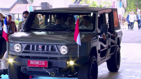 Presiden Prabowo Subianto bersama Presiden Prancis Emmanuel Macron menaiki kendaraan maung saat tiba di Akademi Militer (Akmil), Magelang, Jawa Tengah, Kamis (29/5/2025). Foto: Youtube/Sekretariat Presiden