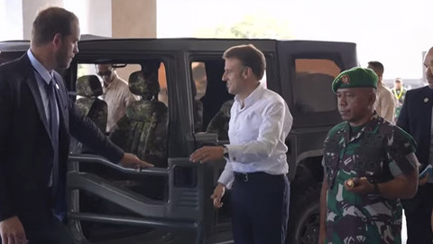 Presiden Prancis Emmanuel Macron keluar dari kendaraan maung saat tiba di Akademi Militer (Akmil), Magelang, Jawa Tengah, Kamis (29/5/2025). Foto: Youtube/Sekretariat Presiden