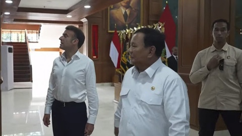 Presiden Prabowo Subianto bersama Presiden Prancis Emmanuel Macron tiba di Akademi Militer (Akmil), Magelang, Jawa Tengah, Kamis (29/5/2025). Foto: Youtube/Sekretariat Presiden