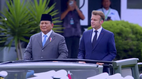 Presiden Prabowo Subianto dan Presiden Prancis Emmanuel Macron melakukan inspeksi pasukan dengan menaiki kendaraan maung saat upacara di Lapangan Pancasila Akmil Magelang, Jawa Tengah, Kamis (29/5/2025). Foto: Youtube/Sekretariat Presiden