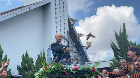 Pendeta Yudo Aster Daniel, melepas burung perkutut saat memperingati Kenaikan Yesus Kristus di GKJ Gondokusuman Yogya, Kamis (29/5). Foto: Widi RH Pradana/Pandangan Jogja