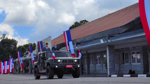 Presiden Prabowo Subianto dan Presiden Prancis Emmanuel Macron melakukan inspeksi pasukan dengan menaiki kendaraan maung saat upacara di Lapangan Pancasila Akmil Magelang, Jawa Tengah, Kamis (29/5/2025). Foto: Arfiansyah Panji Purnandaru/kumparan