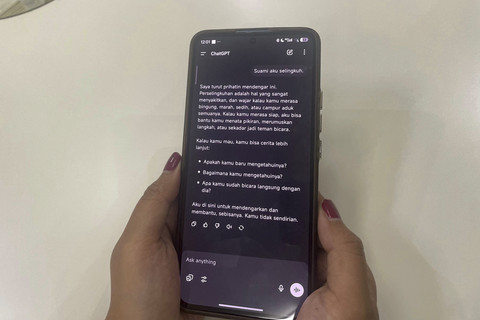 Ilustrasi perempuan curhat ke Chat GPT. Foto: Darryl Ramadhan/kumparan